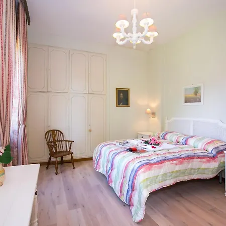Sleeps 8 Pool Air Con