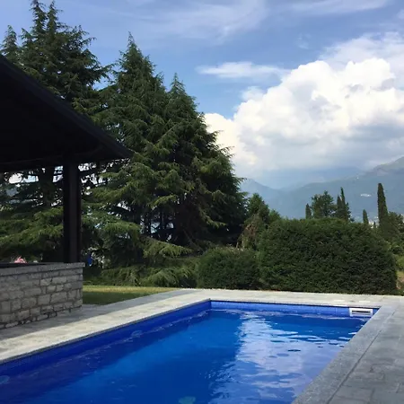 Sleeps 8 Pool Air Con * メナッジョ